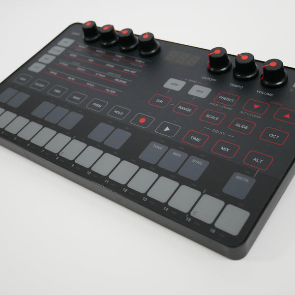 IK Multimedia UNO Synth (中古)