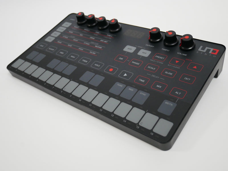 IK Multimedia UNO Synth (中古)