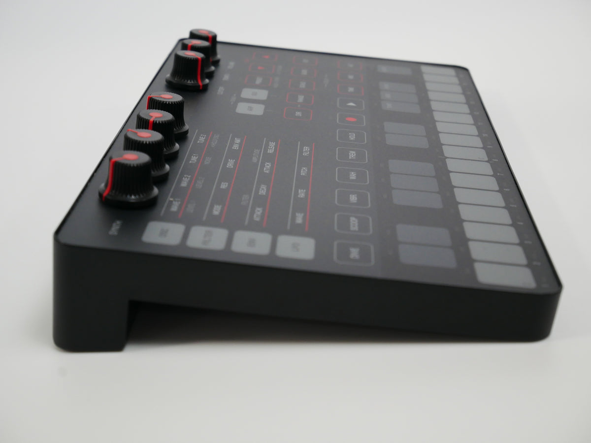 IK Multimedia UNO Synth (中古)