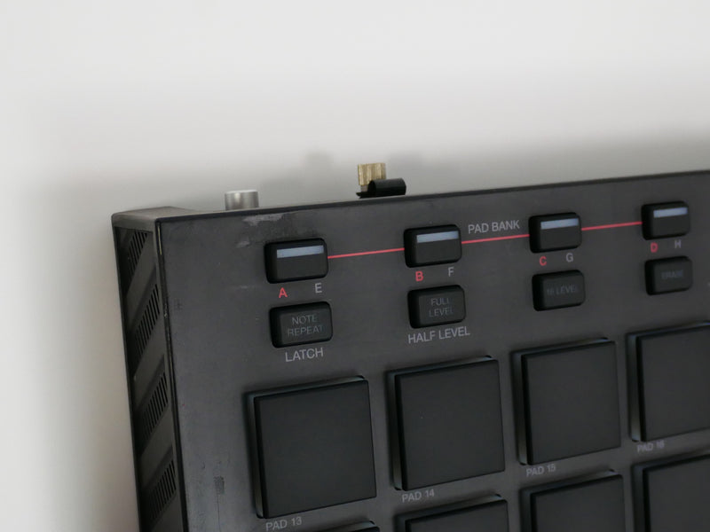 AKAI MPC LIVE + SSD (中古2)