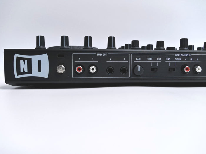 NATIVE INSTRUMENTS TRAKTOR KONTROL S4 (未使用中古品)5